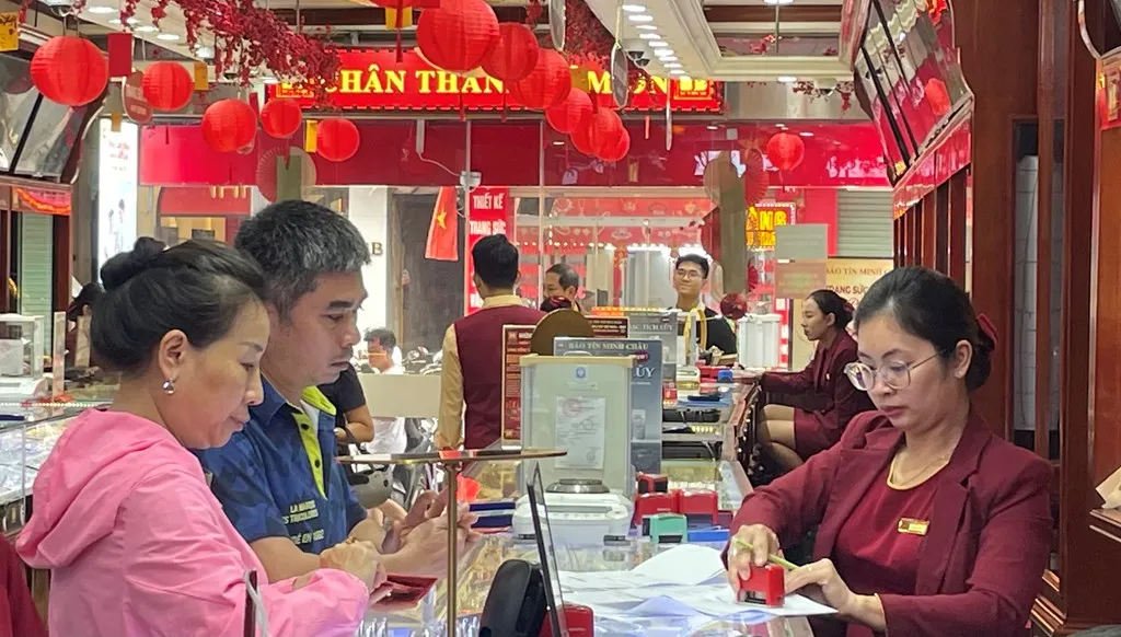 Gi&aacute; v&agrave;ng h&ocirc;m nay 15/7: V&agrave;ng SJC tiến s&aacute;t mốc 150 triệu đồng/lượng- Ảnh 1.