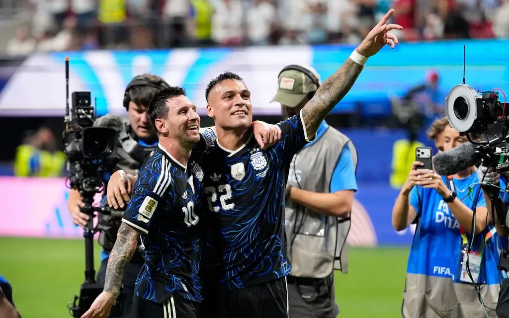 Lautaro Martínez và Messi ăn mừng chiến thắng sau trận bán kết với Anh. (Ảnh: AP)