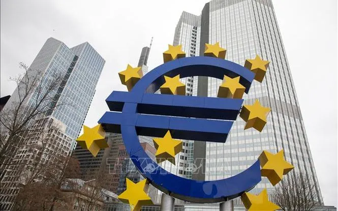 Biểu tượng đồng euro ở phía trước trụ sở Ngân hàng trung ương châu Âu ở Frankfurt, Đức. Ảnh: AFP/TTXVN