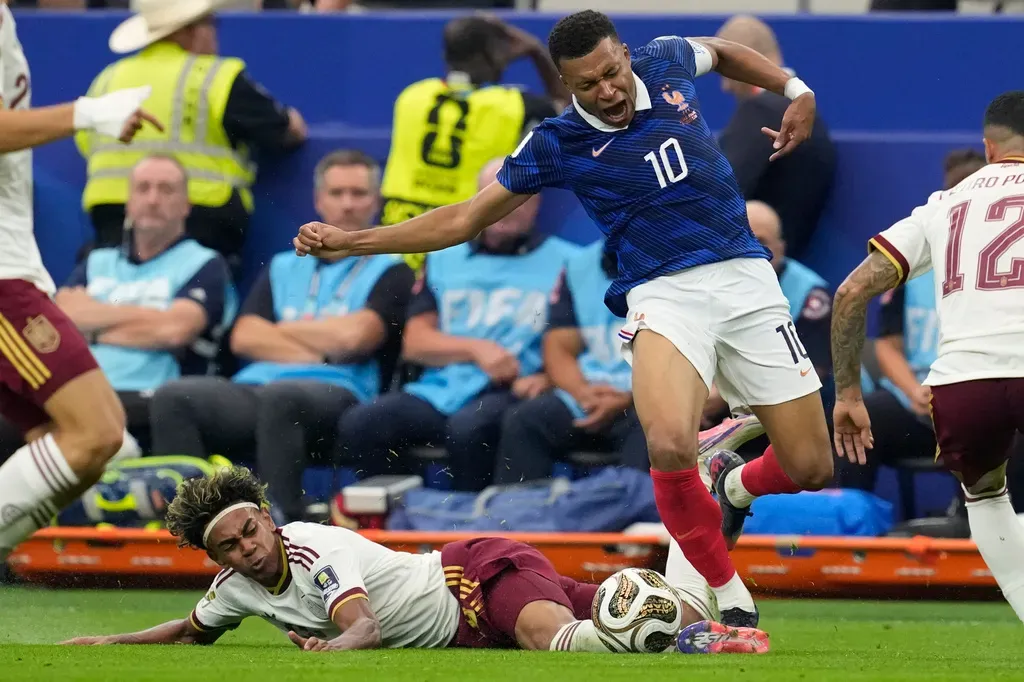 Bình luận FIFA World Cup 2026™: Mbappe bất lực nhìn Yamal tỏa sáng - Ảnh 4.