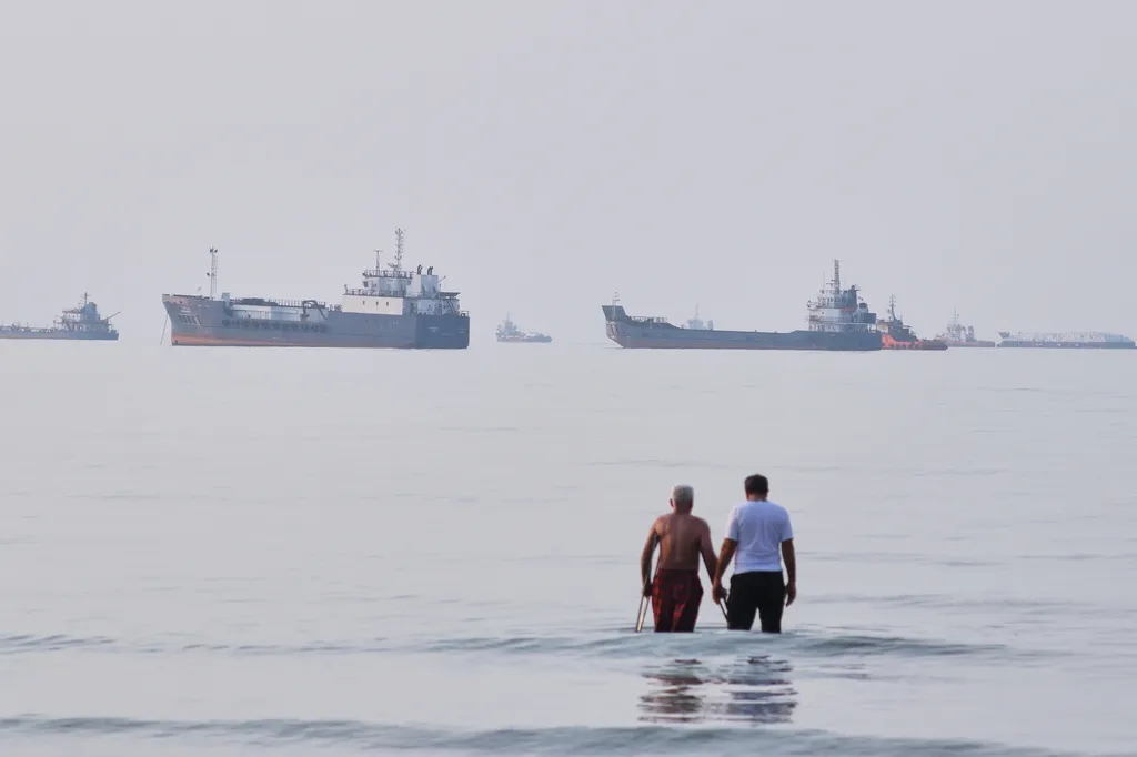 Mỹ rút lại kế hoạch thu phí với các tàu qua eo biển Hormuz- Ảnh 1.
