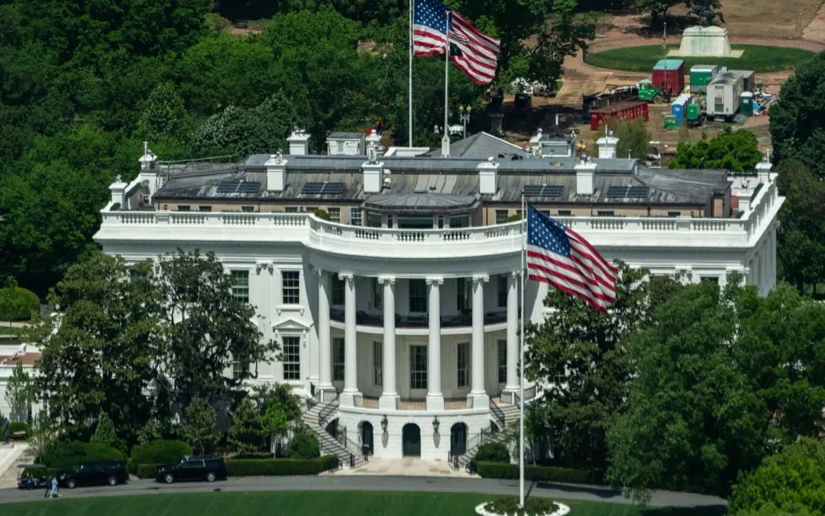 Nhà Trắng nhìn từ Đài tưởng niệm Washington, Mỹ. (Ảnh: AP)