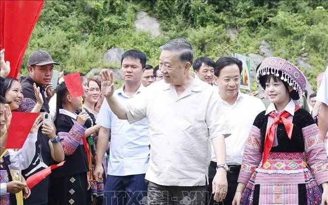Tổng Bí thư, Chủ tịch nước Tô Lâm dự Ngày hội Toàn dân bảo vệ an ninh Tổ quốc năm 2026 tại bản Lóng Luông, xã Vân Hồ, tỉnh Sơn La. Ảnh: Thống Nhất/TTXVN