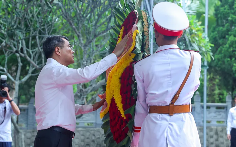 Thủ tướng Chính phủ Lê Minh Hưng dâng hoa tưởng nhớ, tri ân các Anh hùng liệt sĩ tại Nghĩa trang liệt sĩ quốc gia Vị Xuyên - Ảnh: VGP/Nhật Bắc