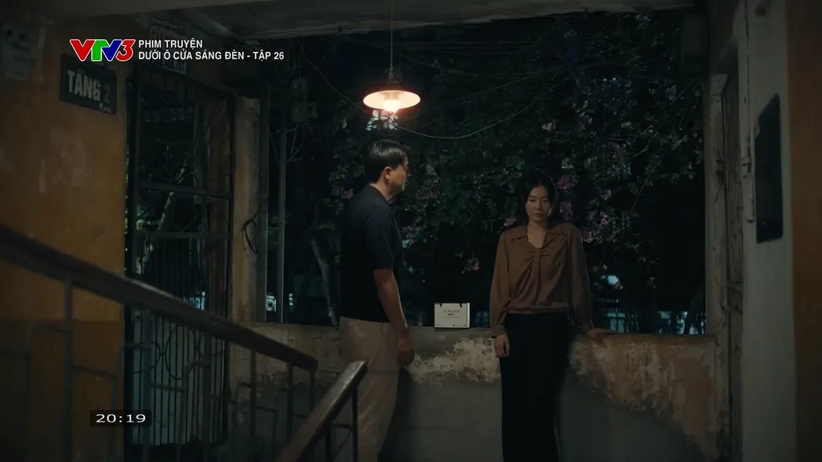 Dưới ô cửa sáng đèn - Tập 26: Nhìn Diệu lên xe sang của Sơn, Sinh vừa cay, vừa tự ti- Ảnh 4.
