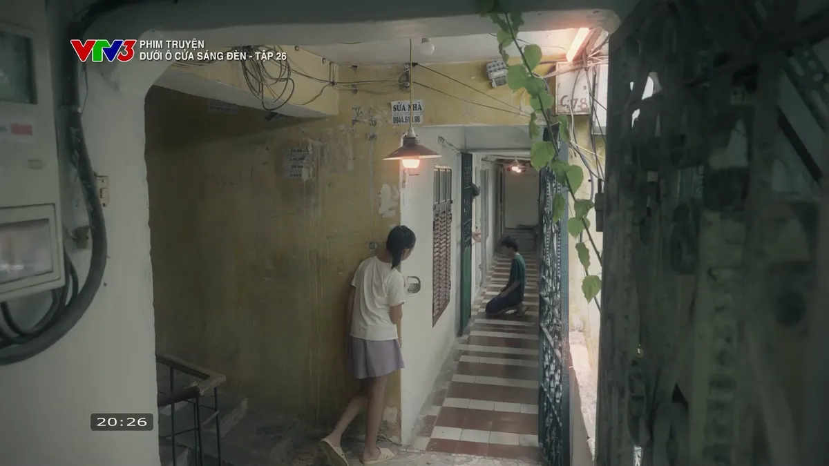 Dưới ô cửa sáng đèn - Tập 26: Nhìn Diệu lên xe sang của Sơn, Sinh vừa cay, vừa tự ti- Ảnh 5.