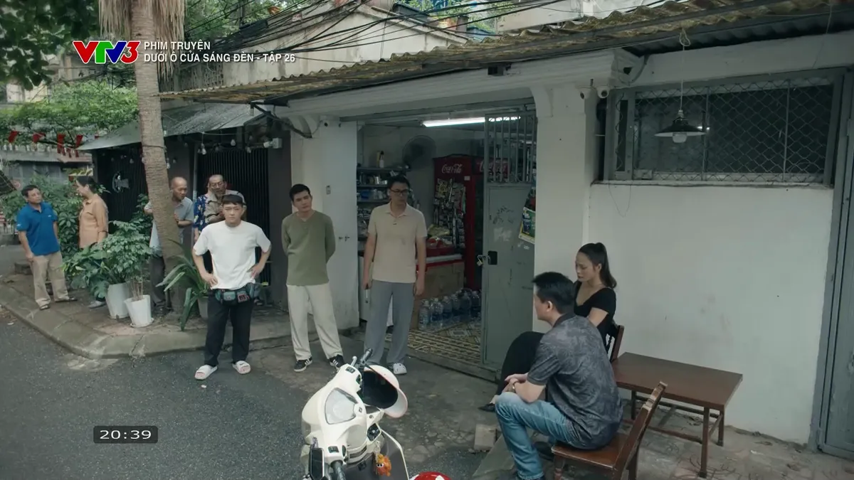 Dưới ô cửa sáng đèn - Tập 26: Nhìn Diệu lên xe sang của Sơn, Sinh vừa cay, vừa tự ti- Ảnh 8.