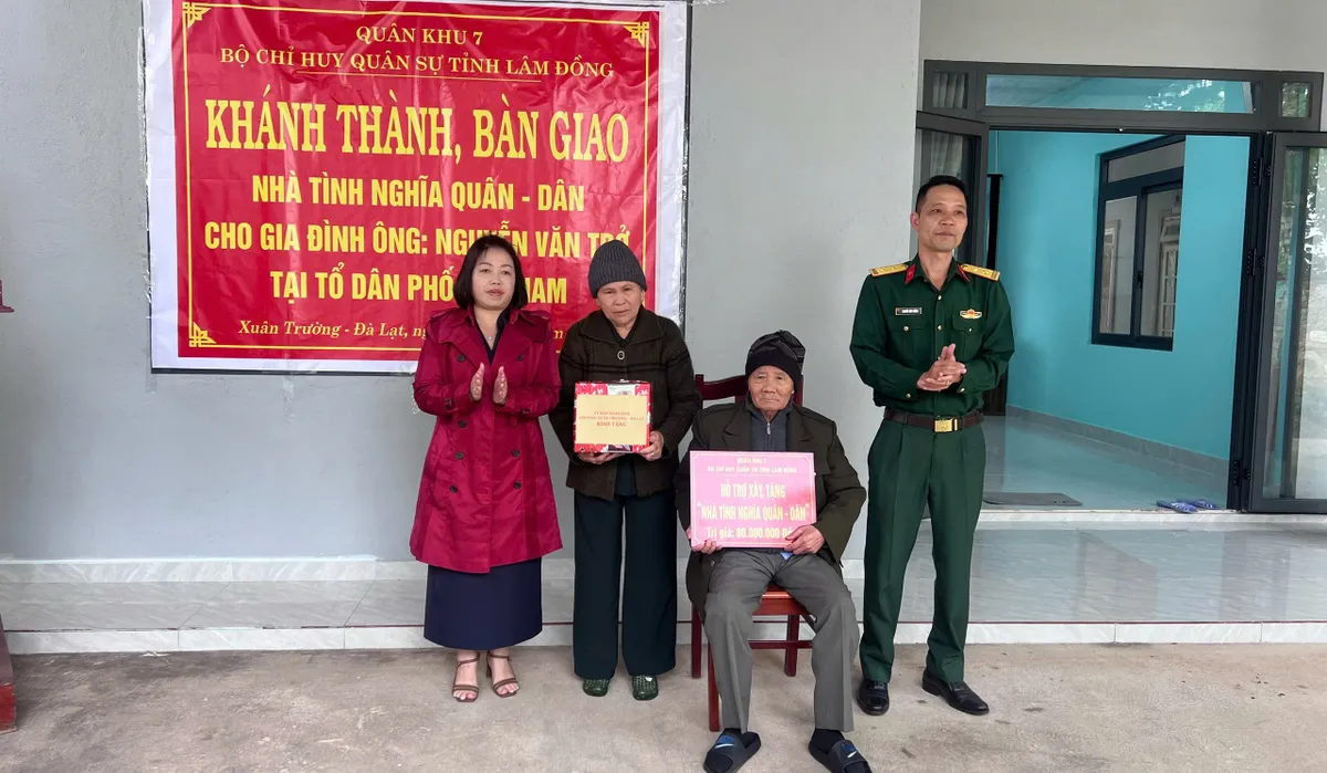 Bàn giao "Nhà tình nghĩa Quân - Dân" cho cựu chiến binh khó khăn tại Đà Lạt - Ảnh 1.