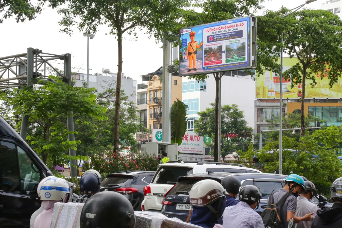 Hà Nội vận hành 36 màn hình LED cảnh báo giao thông: Bước tiến mới của đô thị thông minh - Ảnh 4.