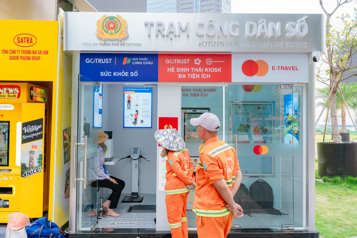 Tiện &iacute;ch y tế số đến gần hơn với cộng đồng qua Trạm C&ocirc;ng d&acirc;n số đầu ti&ecirc;n ở phố đi bộ Nguyễn Huệ
- Ảnh 3.