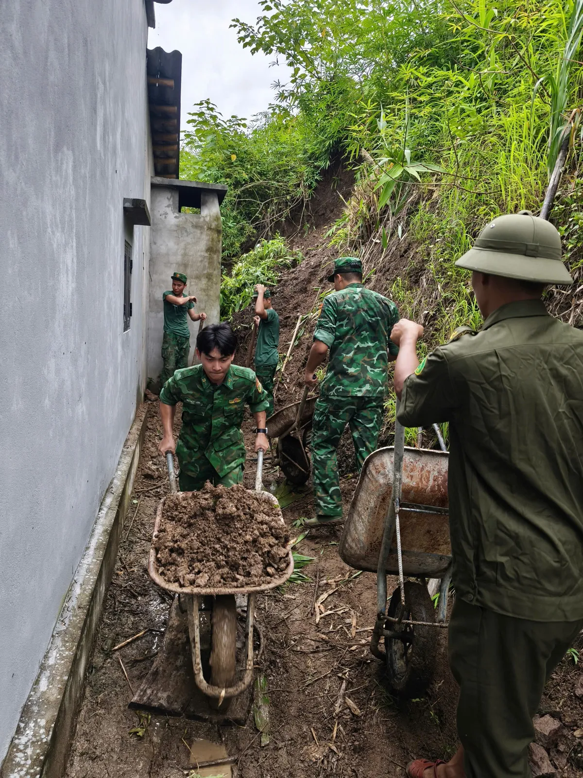 Lai Châu: Căng mình ứng phó sạt lở, giữ vững những tuyến đường huyết mạch - Ảnh 4.