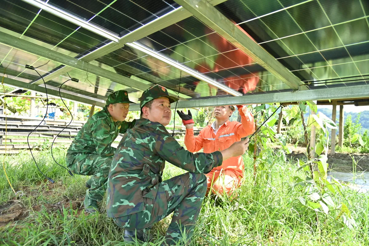 Lai Ch&acirc;u: Thắp s&aacute;ng v&ugrave;ng bi&ecirc;n bằng năng lượng xanh, vun đắp thế trận l&ograve;ng d&acirc;n - Ảnh 6.
