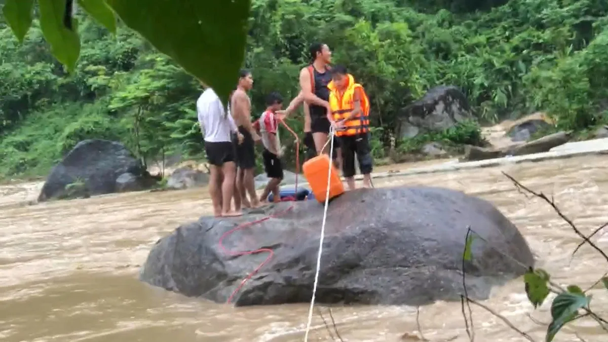 Lai Châu: Những người lính nơi tuyến đầu chống lũ - Ảnh 4.
