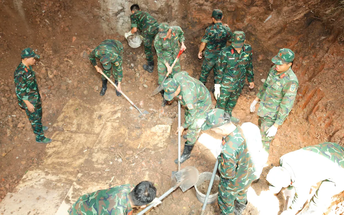 Lực lượng tìm kiếm, quy tập hài cốt liệt sĩ đang ngày đêm thực hiện nhiệm vụ tại khu vực Công viên Lê Thị Riêng