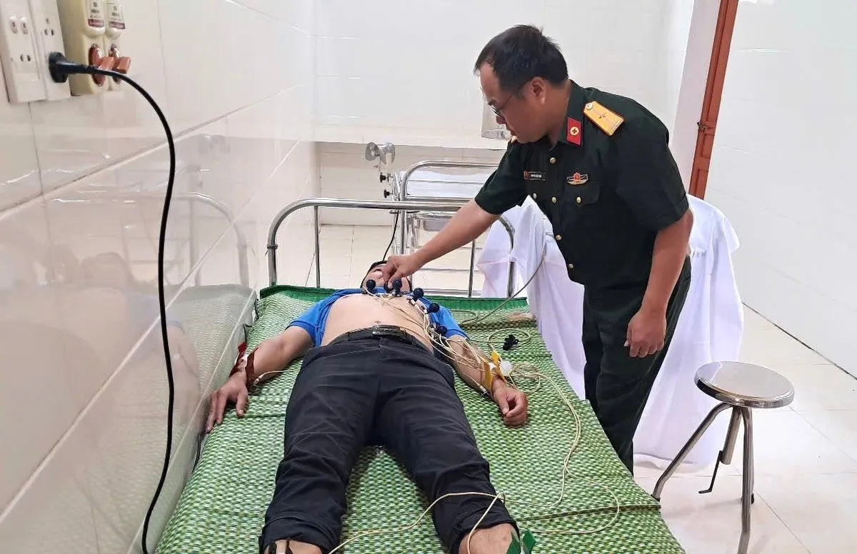 Nghệ An: Khám bệnh, cấp thuốc miễn phí cho hàng trăm người dân xã biên giới - Ảnh 1.