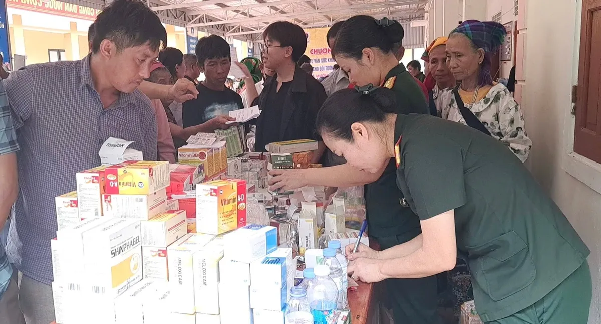 Nghệ An: Khám bệnh, cấp thuốc miễn phí cho hàng trăm người dân xã biên giới - Ảnh 3.