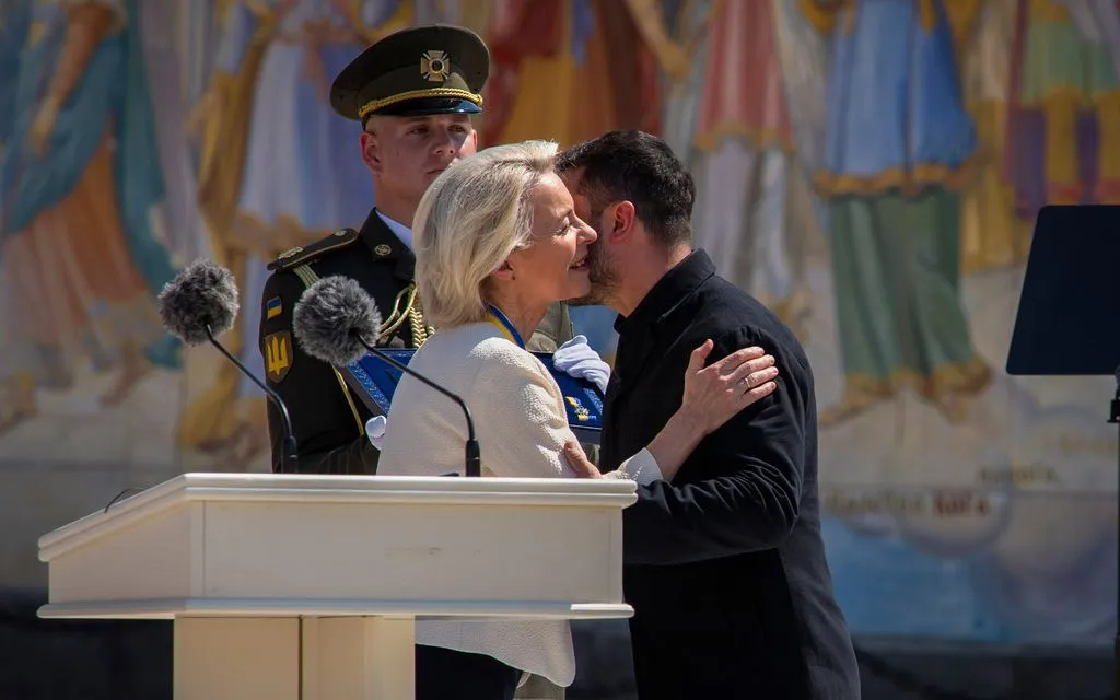 Tổng thống Ukraine Volodymyr Zelensky đón Chủ tịch Ủy ban châu Âu Ursula von der Leyen tại Kiev (Ảnh: AP/Dan Bashakov)