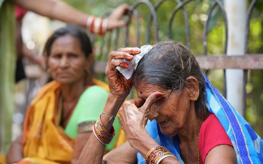 Một phụ nữ dùng túi đá làm mát trong đợt nắng nóng tại Banda, bang Uttar Pradesh, Ấn Độ (Ảnh: AP/Rajesh Kumar Singh)