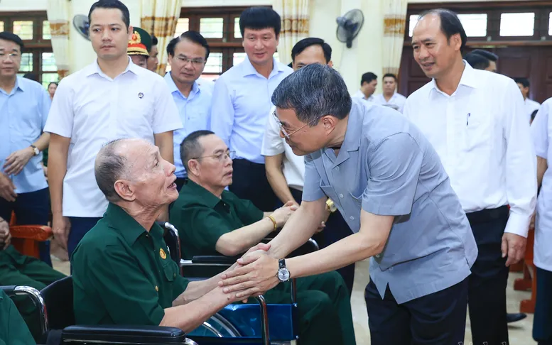 Thủ tướng Lê Minh Hưng thăm hỏi, động viên các thương binh, bệnh binh tại Trung tâm Điều dưỡng Thương binh Kim Bảng, tỉnh Ninh Bình - Ảnh: VGP/Nhật Bắc