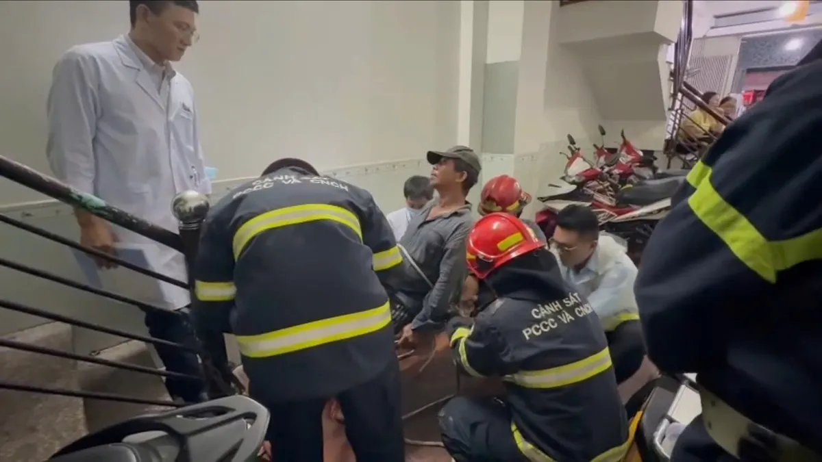 Giải cứu công nhân bị tai nạn lao động, mắc kẹt trên tầng 4 ở TP Hồ Chí Minh - Ảnh 3.