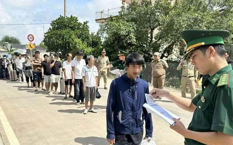 Tiếp nhận công dân Việt Nam do lực lượng chức năng Campuchia trao trả. (Ảnh: Nhựt An/TTXVN)