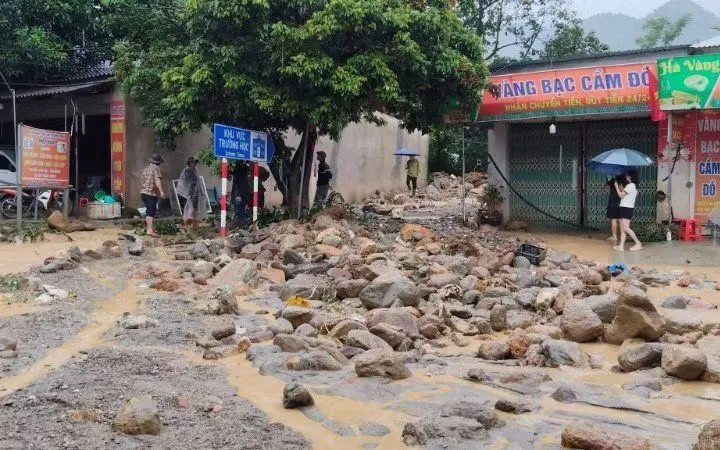 Mưa lũ kèm theo đất đá gây ách tắc cục bộ một số tuyến đường tại xã Minh Lương. Ảnh: Báo Nhân Dân điện tử
