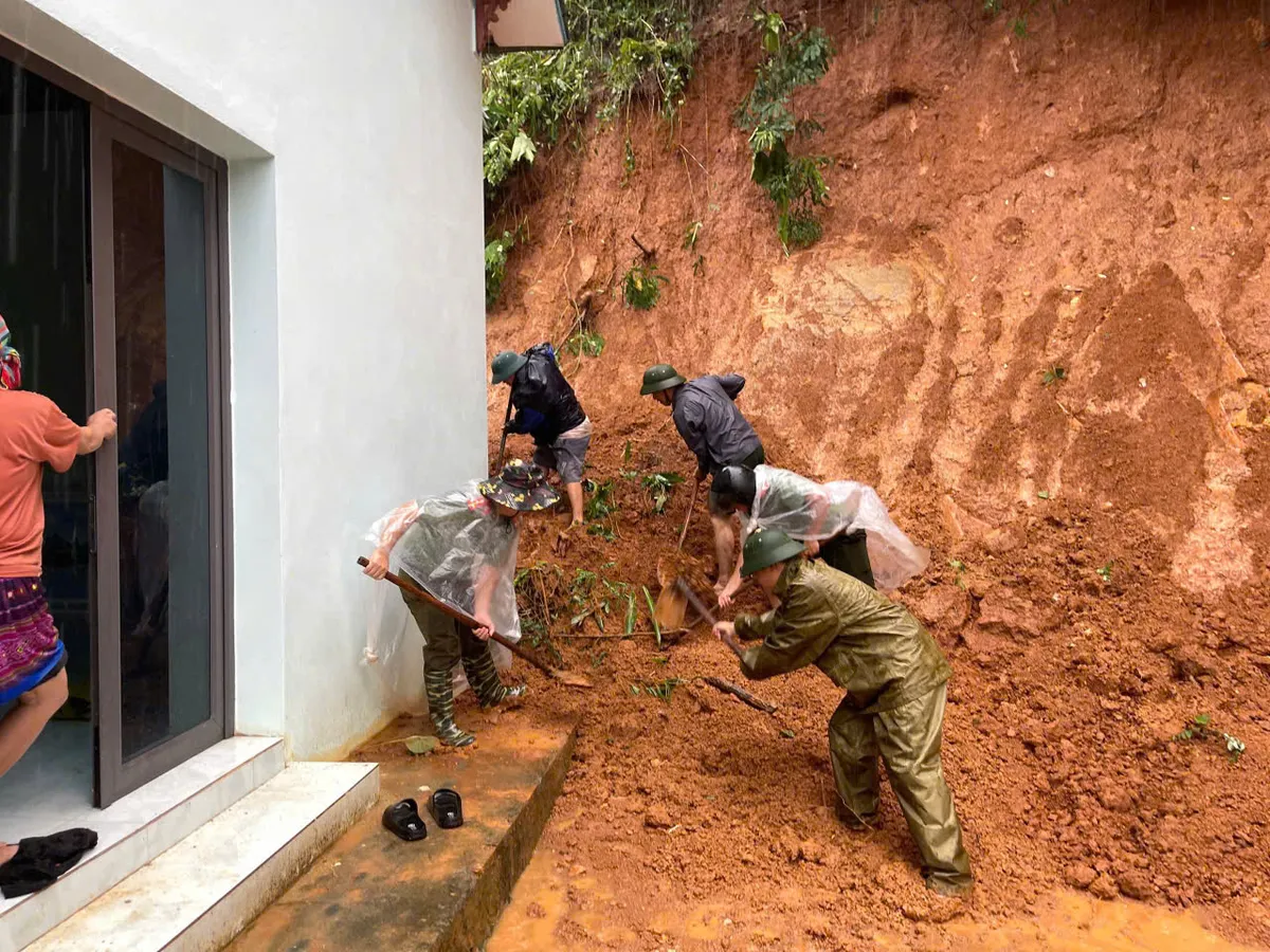 Lào Cai hỗ trợ người dân dọn dẹp bùn đất tràn vào nhà sau lũ - Ảnh 3.