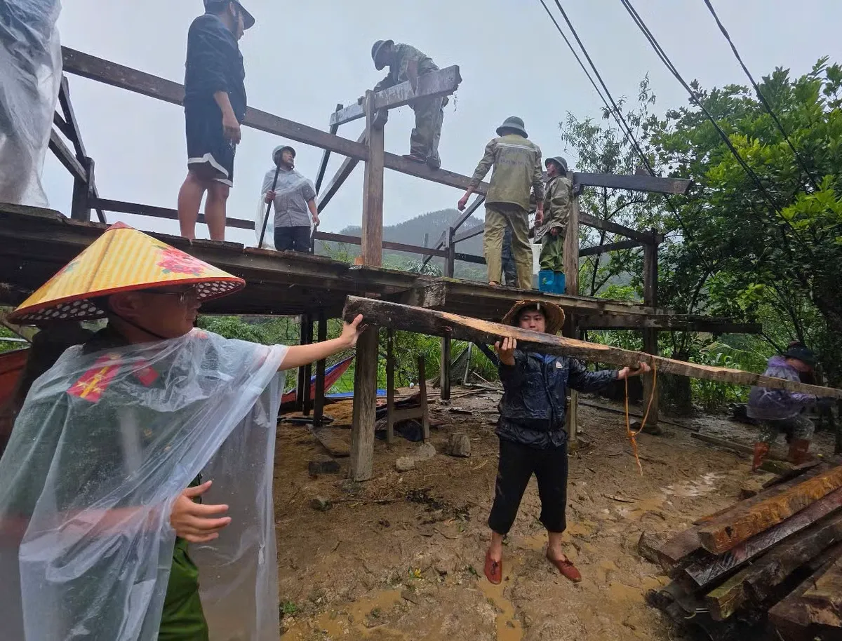Lào Cai hỗ trợ người dân dọn dẹp bùn đất tràn vào nhà sau lũ - Ảnh 5.
