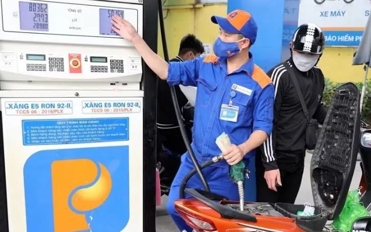 Nhân viên đổ xăng tại Hà Nội. (Ảnh: Trần Việt/TTXVN)