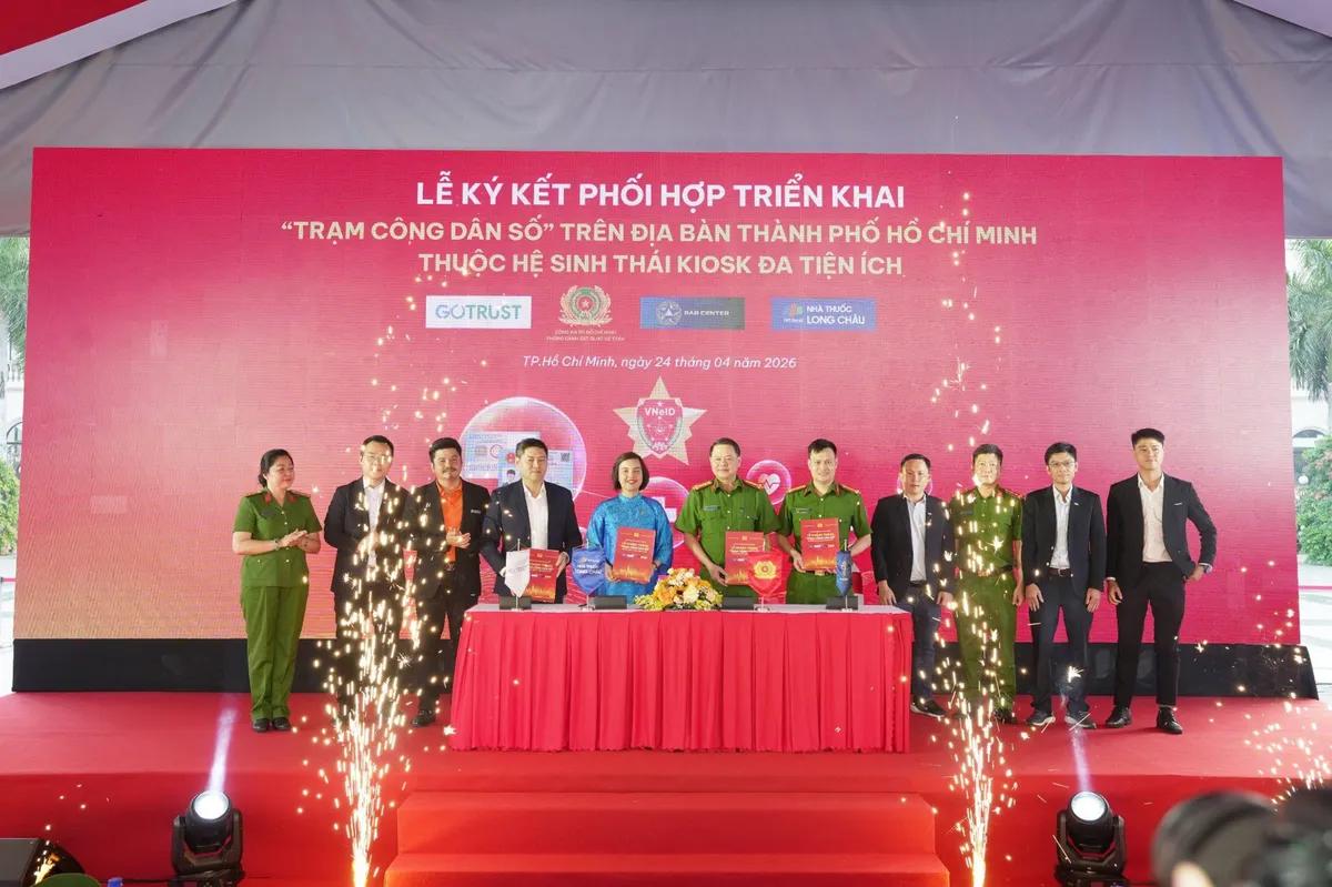 Tiện &iacute;ch y tế số đến gần hơn với cộng đồng qua Trạm C&ocirc;ng d&acirc;n số đầu ti&ecirc;n ở phố đi bộ Nguyễn Huệ
- Ảnh 2.