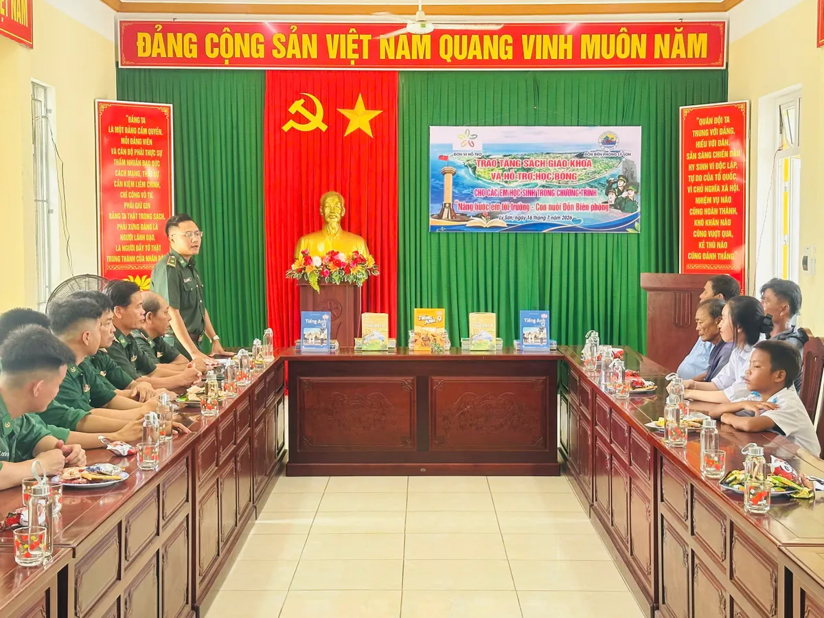 Nâng bước em tới trường nơi đảo tiền tiêu Lý Sơn trước thềm năm học mới - Ảnh 3.