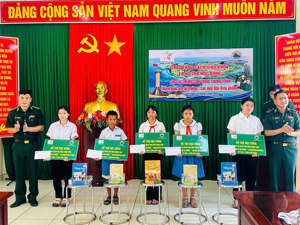 Nâng bước em tới trường nơi đảo tiền tiêu Lý Sơn trước thềm năm học mới - Ảnh 1.