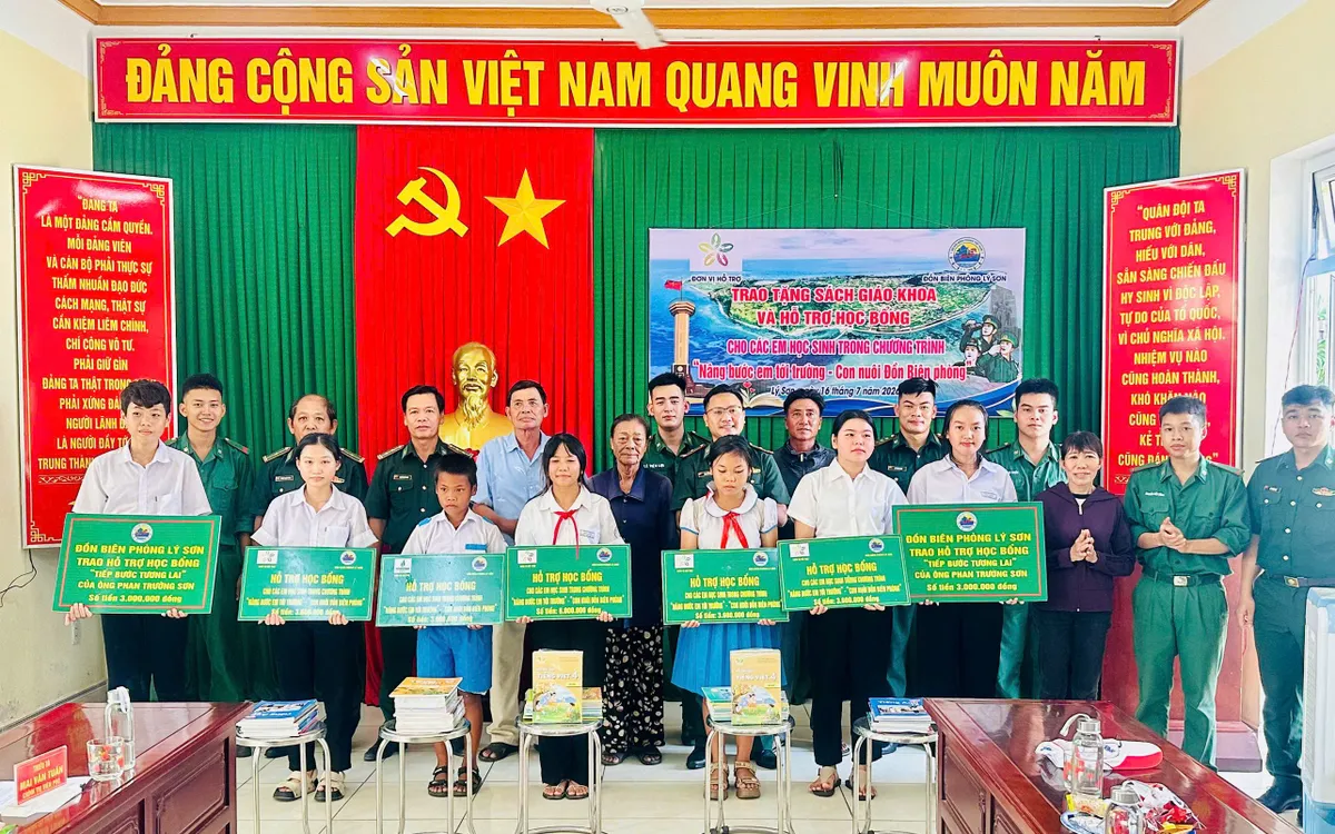 Trao tặng sách giáo khoa, hỗ trợ học bổng" là một trong nhiều chương trình an sinh xã hội được Đồn Biên phòng Lý Sơn phối hợp với các mạnh thường quân duy trì thường xuyên trong nhiều năm qua.