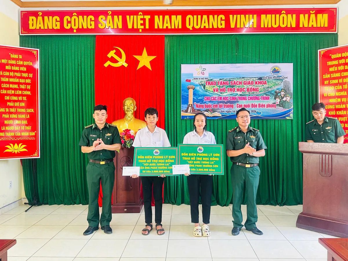 Nâng bước em tới trường nơi đảo tiền tiêu Lý Sơn trước thềm năm học mới - Ảnh 2.