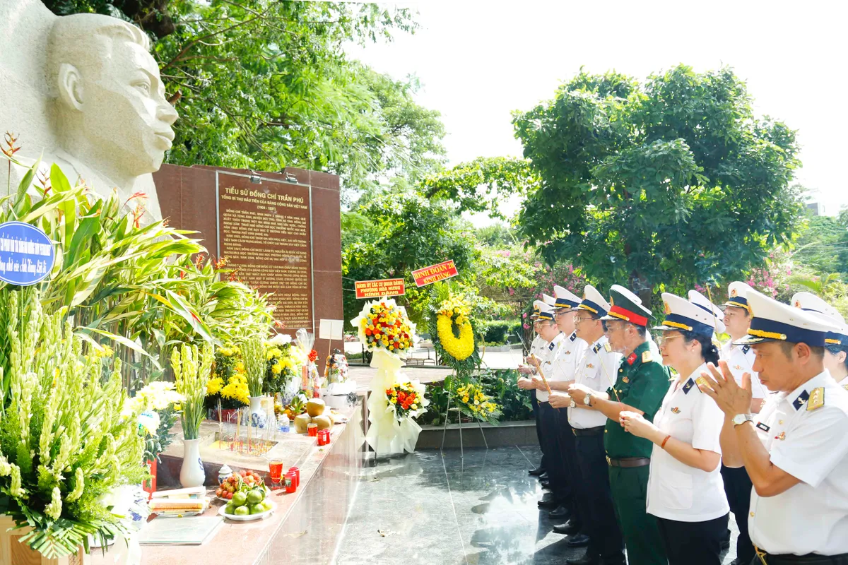 Binh đoàn 20 dâng hương tưởng niệm các Anh hùng liệt sĩ và hỗ trợ lực lượng quy tập tại Công viên Lê Thị Riêng - Ảnh 1.