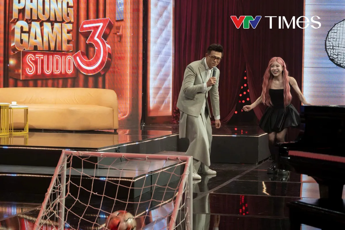 Trước thềm chung kết World Cup 2026: Trang Pháp trổ tài sút penalty, hát loạt ca khúc chủ đề World Cup tại Studio 3 - Ảnh 3.