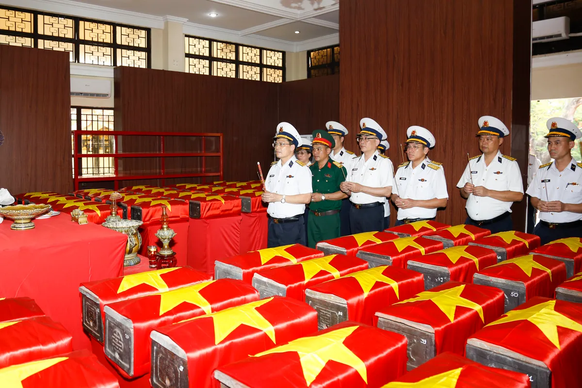 Binh đoàn 20 dâng hương tưởng niệm các Anh hùng liệt sĩ và hỗ trợ lực lượng quy tập tại Công viên Lê Thị Riêng - Ảnh 2.