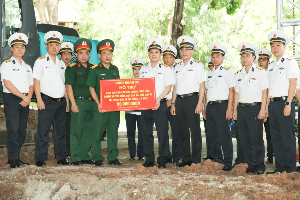 Binh đoàn 20 dâng hương tưởng niệm các Anh hùng liệt sĩ và hỗ trợ lực lượng quy tập tại Công viên Lê Thị Riêng - Ảnh 3.
