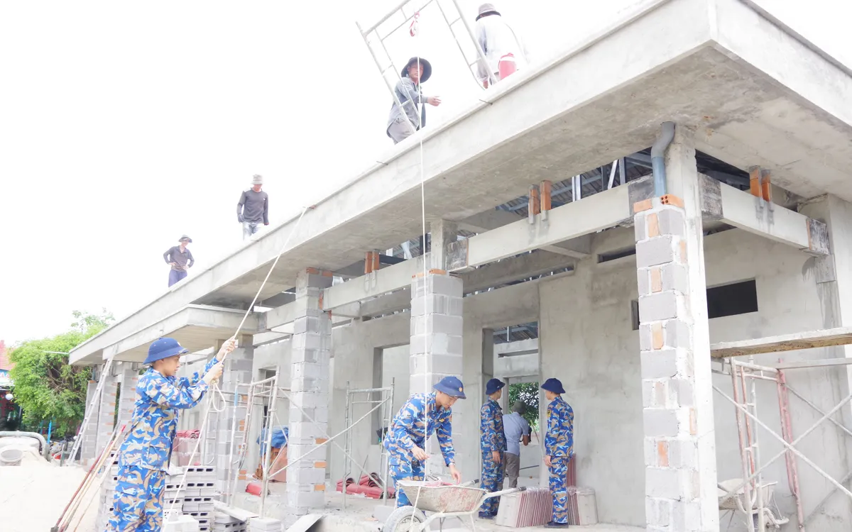 Các học viên phụ giúp xây dựng tại Trường Mầm Non Họa My.