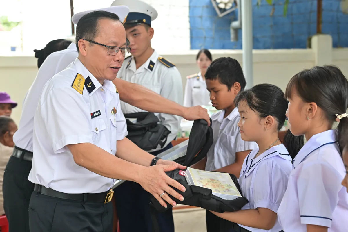 Tuổi trẻ Học viện Hải quân thắp sáng giảng đường thực tiễn tại Khánh Hòa - Ảnh 1.
