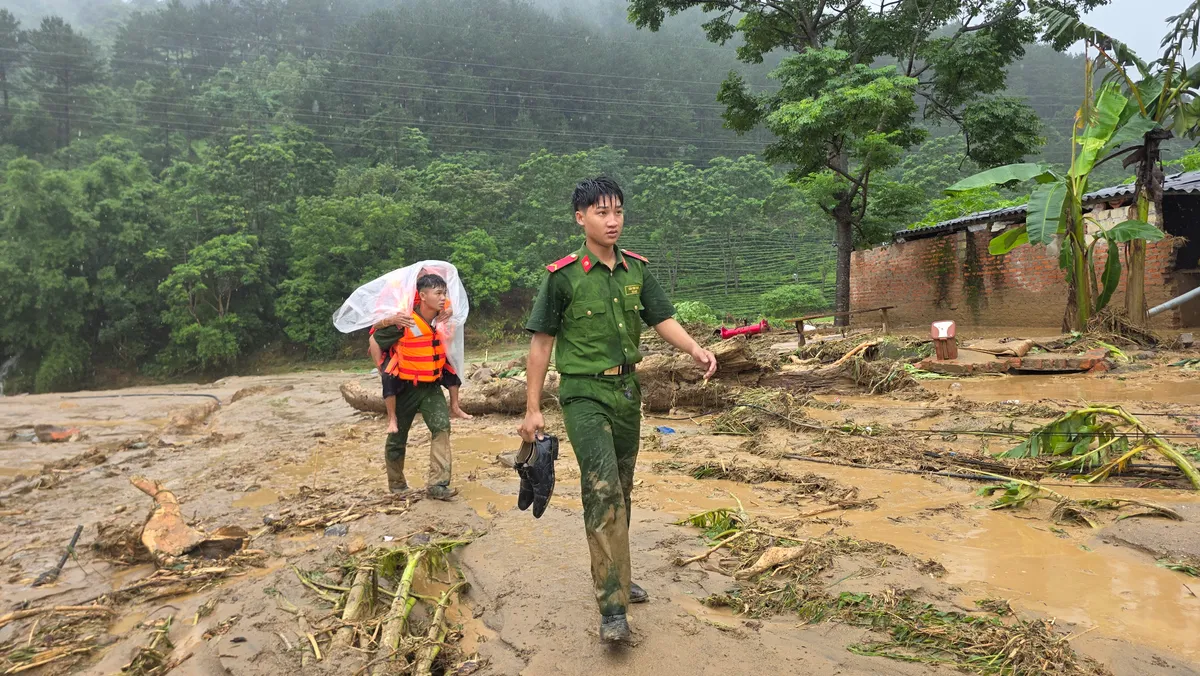 Lai Châu: Công an bám địa bàn, hỗ trợ người dân Mường Than sau lũ quét - Ảnh 5.