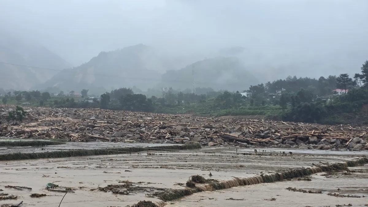 Lai Châu: Công an bám địa bàn, hỗ trợ người dân Mường Than sau lũ quét - Ảnh 7.