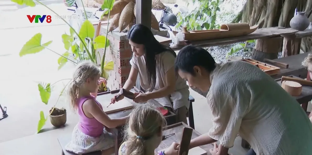 Trải nghiệm làng mộc Kim Bồng: Du khách thích thú tự tay khắc gỗ- Ảnh 1. Trải nghiệm làng mộc Kim Bồng: Du khách thích thú tự tay khắc gỗ- Ảnh 1.