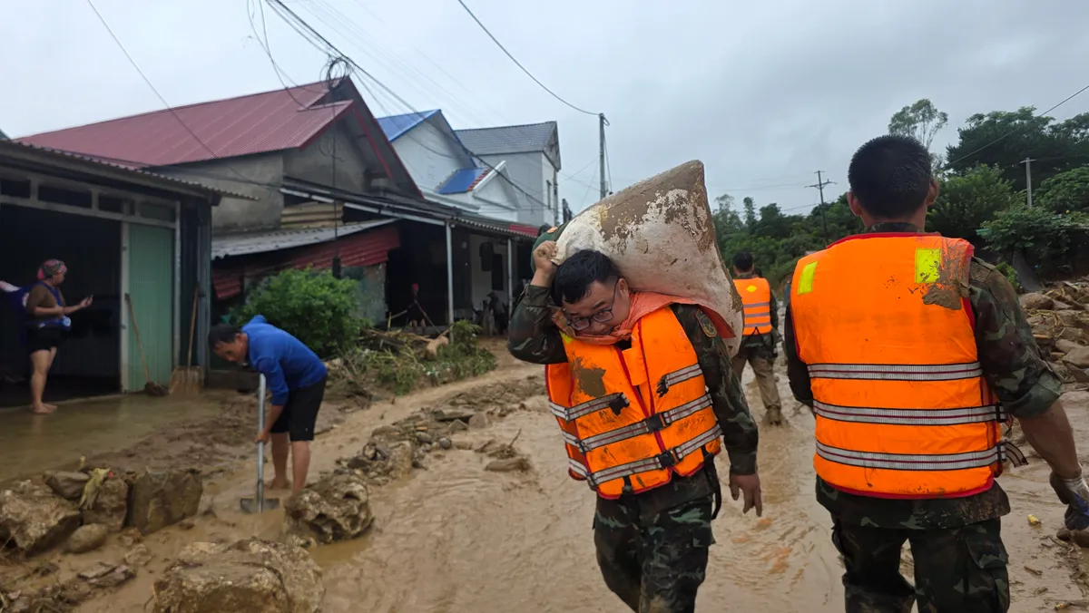 Lai Châu: Công an bám địa bàn, hỗ trợ người dân Mường Than sau lũ quét - Ảnh 8.