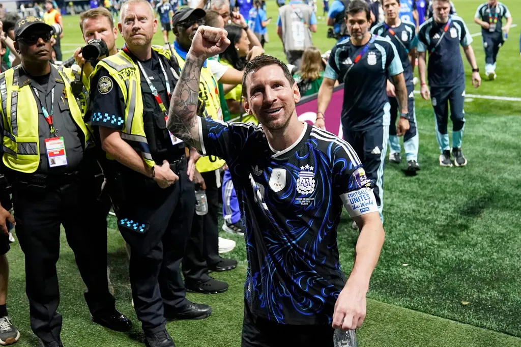 Messi đáp trả những người chỉ trích Argentina: "Không có gì được trao sẵn cho chúng tôi" - Ảnh 1.