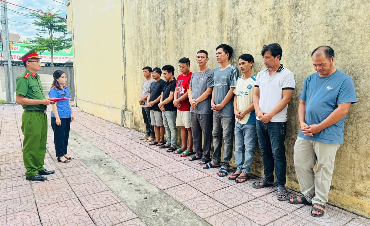 Triệt phá đường dây cá độ bóng đá hơn 200 tỷ đồng, khởi tố 9 đối tượng - Ảnh 1.