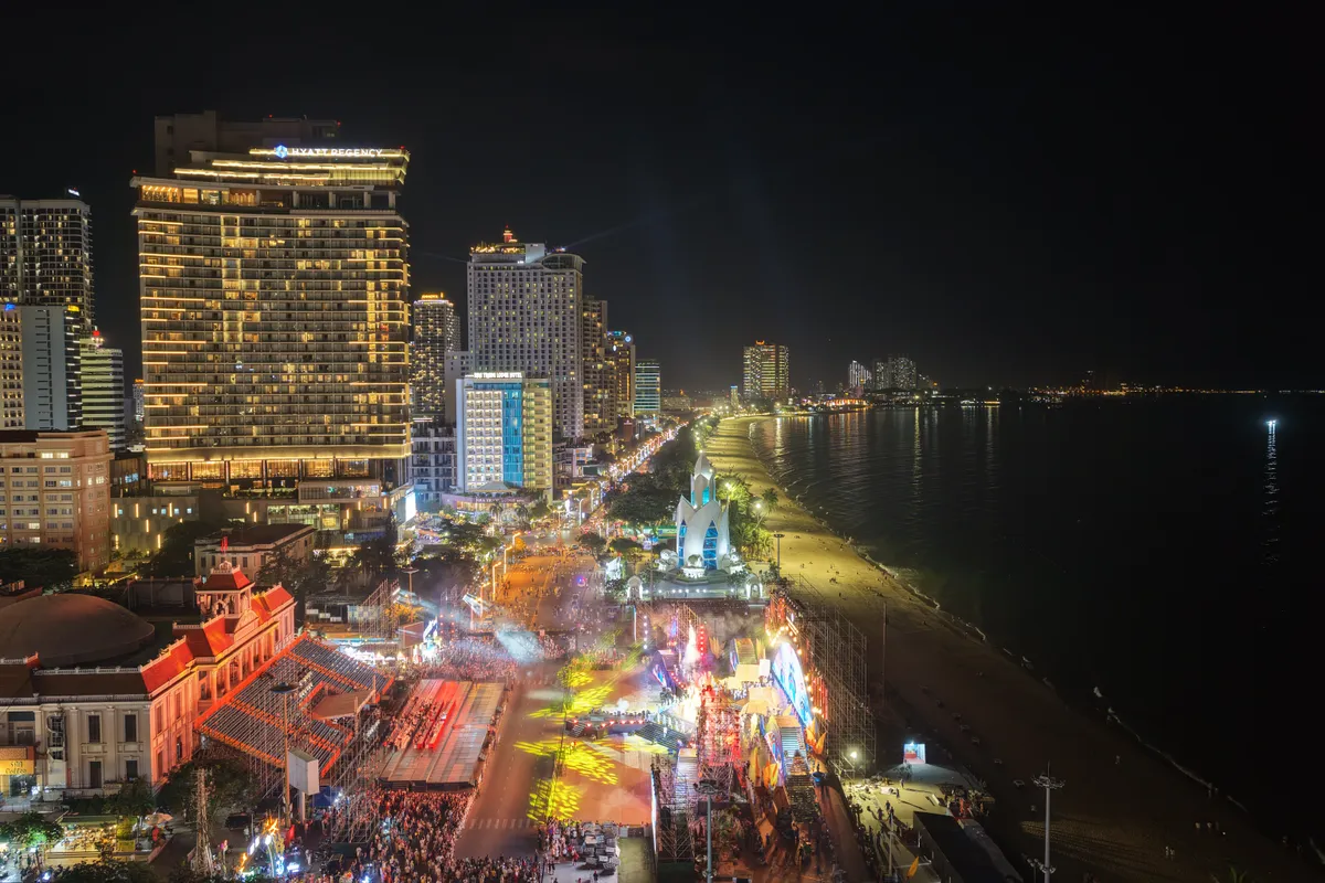 Sự cộng hưởng du lịch từ Festival Biển 2026: Khi "Vịnh Ngọc" kh&ocirc;ng chỉ bừng s&aacute;ng tr&ecirc;n s&acirc;n khấu- Ảnh 10.