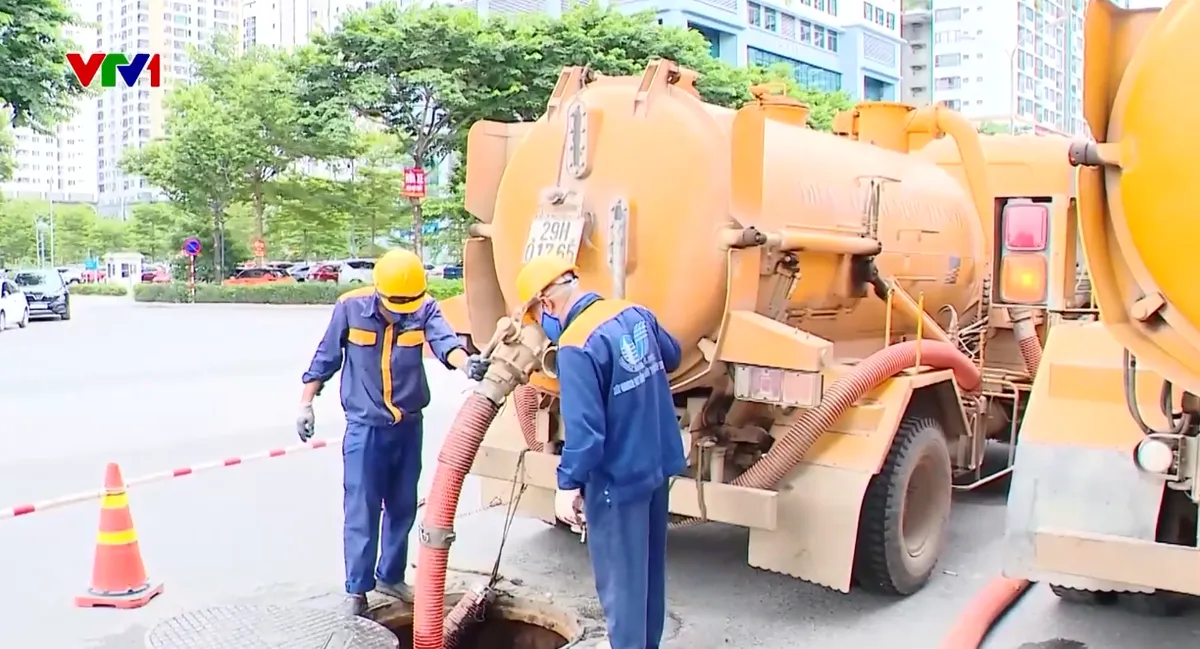 Hà Nội nạo vét cống ngầm nhằm tăng khả năng thoát nước mùa mưa - Ảnh 2.