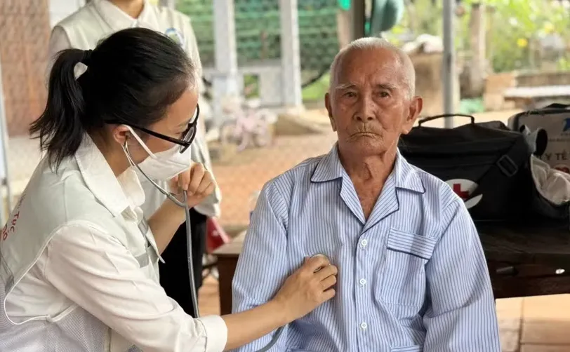 Nh&acirc;n vi&ecirc;n y tế th&ocirc;n, tổ d&acirc;n phố, c&ocirc; đỡ th&ocirc;n được hỗ trợ hằng th&aacute;ng từ 15/7  - Ảnh 1.