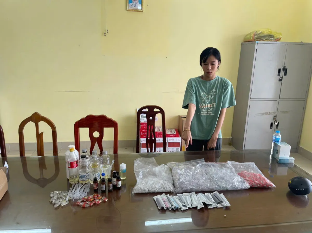 Pha chế ma túy Etomidate dưới vỏ bọc thuốc lá điện tử, 4 “nữ quái” bị khởi tố - Ảnh 1.